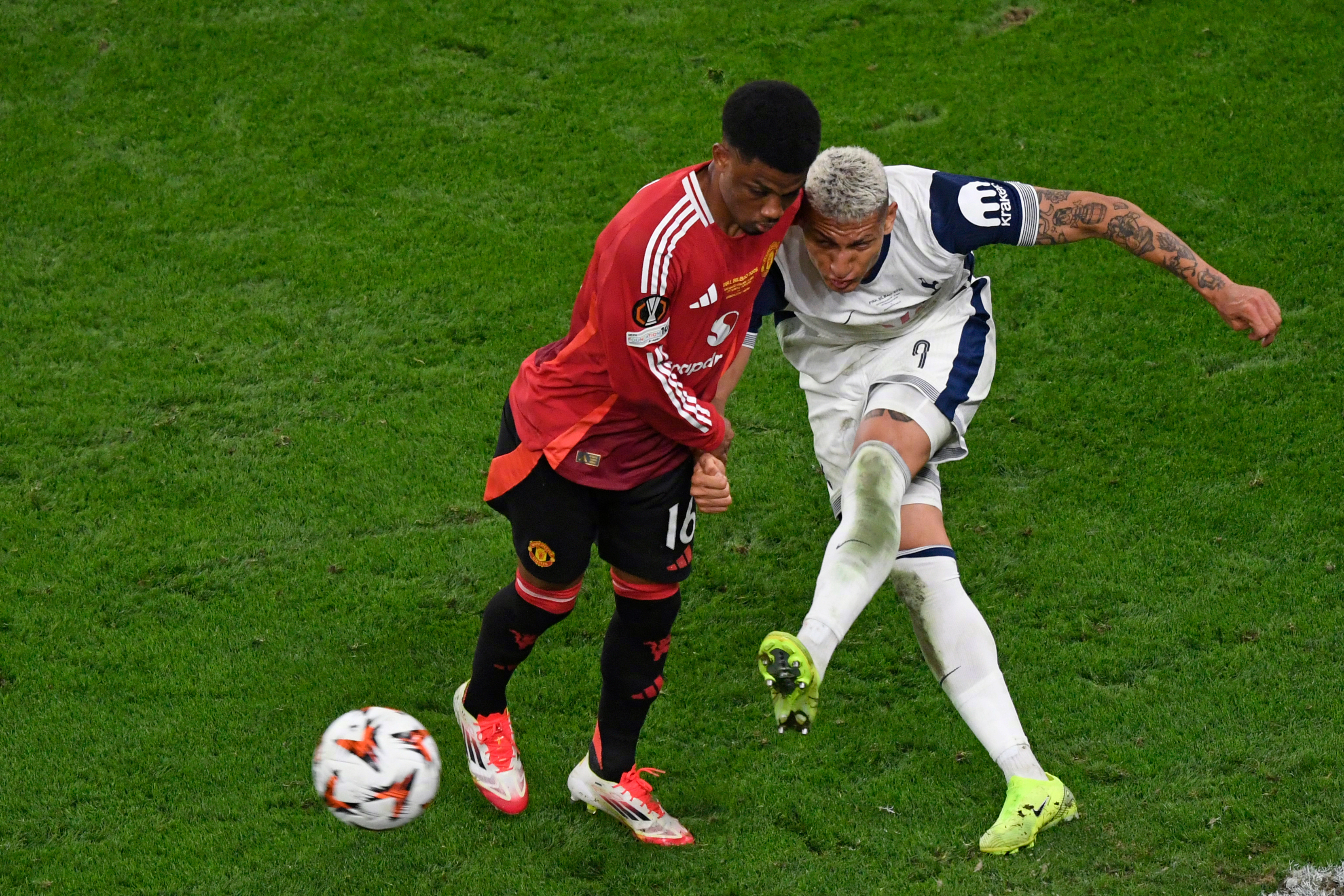 曼联险胜瑞典,格纳布里爆发神勇 曼联险胜瑞典,格纳布里爆发神勇