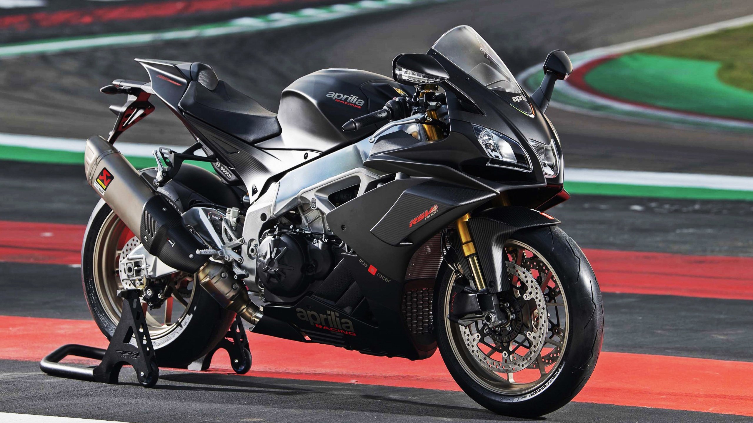 绿衣骑士屠龙记，阿斯顿马丁横扫法拉利，汉密尔顿点燃赛场